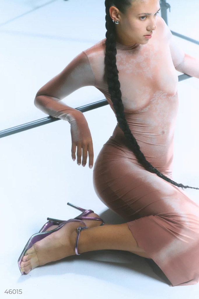 Жінка сидить в бежевій сукні колекції TILO від бренду Gepur